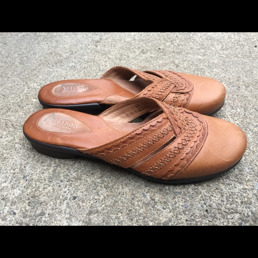 Women's Clarks Artisan Tan Leather Slip On's 7m - image 2